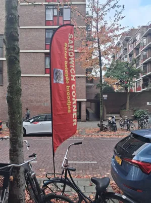Concave Flag - Bij ons voor de deur van de zaakMoet wel zeggen dat de onderste stang nu al verbogen is