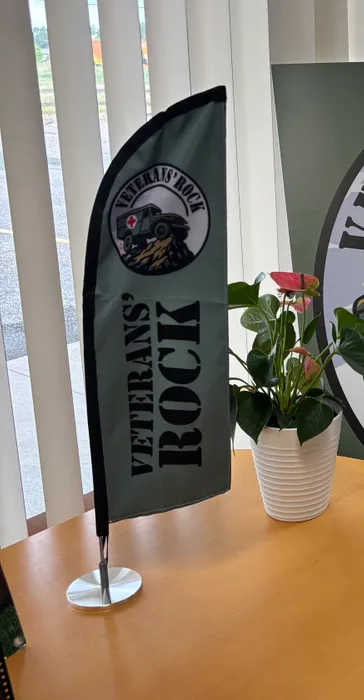 CustomRibbonsNow.Com - Custom Desk Flags